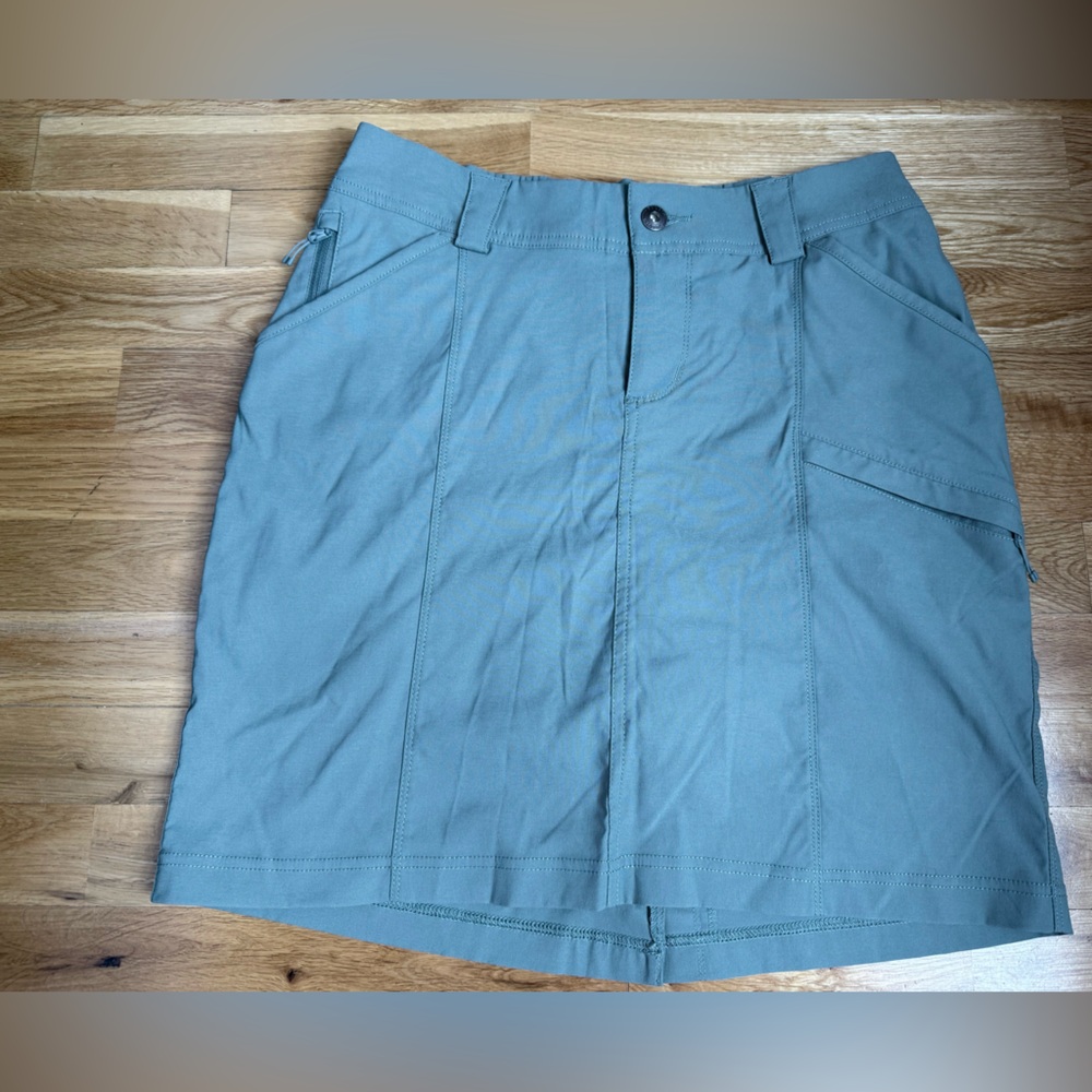 Duluth Trading Company Mid-rise Skort w/ quick wicking material blue/green Sz 4